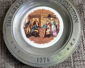 Mycket samlarvärd tenntallrik precis i tid för 250-årsfirandet! Självständighetsförklaringen! Amerikanska revolutionen!