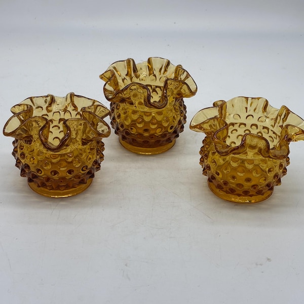 Un trío de hermosos jarrones/portavelas pequeños vintage Fenton en color dorado ámbar.