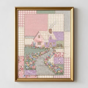 Könnte beinhalten: Gerahmtes Kunstwerk mit einem Patchwork-Design, das eine malerische Cottage-Szene darstellt. Das Cottage ist in Rosa- und Lilatönen gehalten, mit einem Weg, der von bunten Blumen gesäumt ist. Der goldene Rahmen verleiht dem Stück Eleganz.
