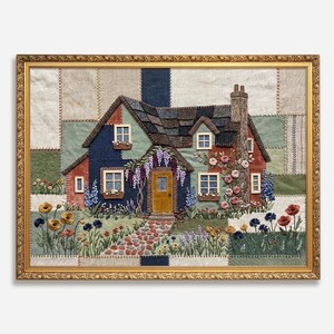Pode incluir: Uma obra de arte têxtil emoldurada que retrata uma cena de casa de campo. A casa tem um telhado e paredes de patchwork em tons de azul, vermelho e verde. Um caminho de pedra leva a uma porta amarela, rodeada por flores bordadas. A moldura é dourada.