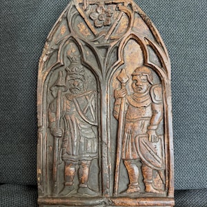 Vintage Fabulous Fakes Gothic Plaster Wall Relief Plaque – 16th Century German Knight & Soldier Faux Bois Art – Mid Century Medieval Revival