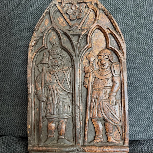 Fabulosas falsificaciones vintage de placas de yeso estilo gótico con relieve mural: arte de imitación de madera de caballero y soldado alemán del siglo XVI - Renacimiento medieval de mediados de siglo