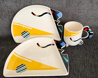 1980s Fujimori Collection Humoresque Face Plates & Mug Set by Kato Kogei Japan - Memphis Milano Postmodern Ceramic Art Pottery 3 Piece Lot