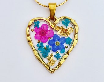 Heart pendant necklace with real forget-me-not flowers, in gold or silver