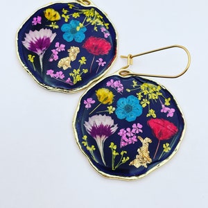 Vintage dangle earrings with real flowers in black lacquer