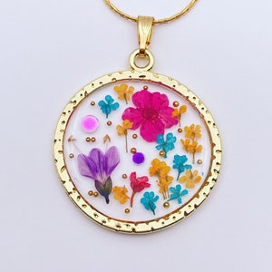 Pendant necklace plated in real gold with pink and blue flowers