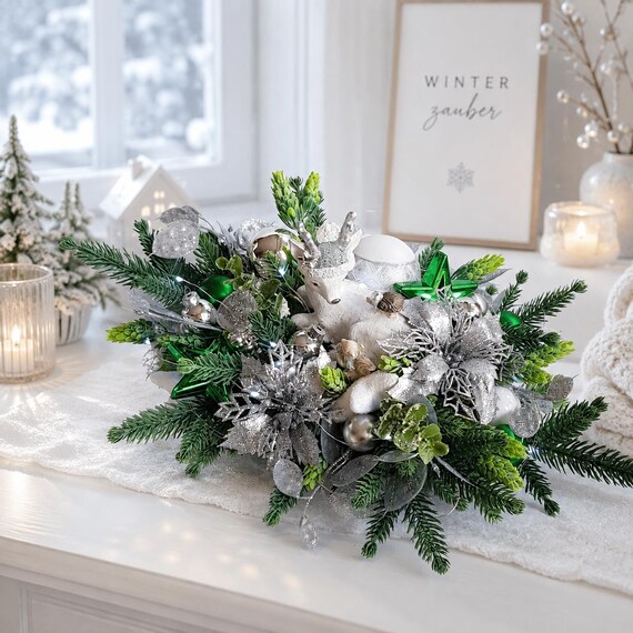 Weihnachtsgesteck mit Hirsch in Silber Weiß Grün | Winterliche Tischdeko mit LED | Handgemachte Weihnachtsdeko Unikat