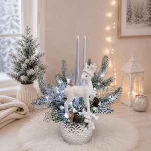 Beleuchtetes Weihnachtsgesteck mit Reh – Wintergesteck mit LED & Kerzen – Silber Weiß Weihnachtsdeko – Adventsgesteck Unikat