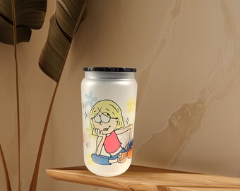 Könnte beinhalten: Eine weiße Wasserflasche mit einer Cartoon-Illustration eines Mädchens mit blonden Haaren, das ein rosa Shirt und eine blaue Jeans trägt. Die Flasche hat einen schwarzen Deckel und eine matte Oberfläche.