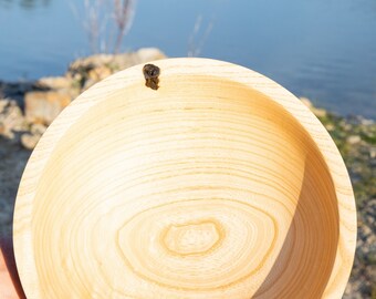 Cuenco de madera de fresno teñido con clavos