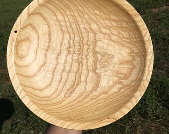 Cuenco de fresno figurado hecho a mano con orificio para clavo