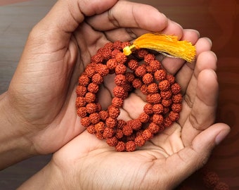 Rudraksha Panchmukhi consagrada de Isha - Cuentas de Rudraksha del Himalaya de cinco caras - Mejora la meditación, las energías y el equilibrio físico y mental.