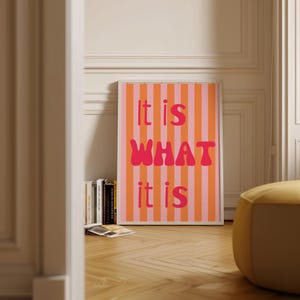 Poster per soggiorno "It Is What It Is" - CITAZIONE - strisce rosa-arancio, decorazione, stampa motivazionale per soggiorno, ufficio, regalo, camera da letto