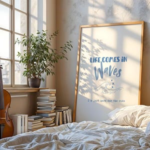 Poster "La vita arriva a onde" - Citazione da surfista da parete in blu - Decorazione boho per camper, bagno e soggiorno - Stampa estetica da spiaggia