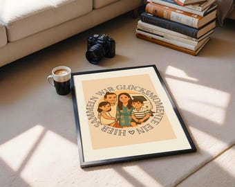 Op de afbeelding: Een ingelijst familieportret met een zwarte rand, met een cartoonillustratie van een gezin van vier. Het kunstwerk staat tegen een lichtperzik achtergrond met tekst in een cirkelvormig patroon. Een koffiemok en camera staan in de buurt.