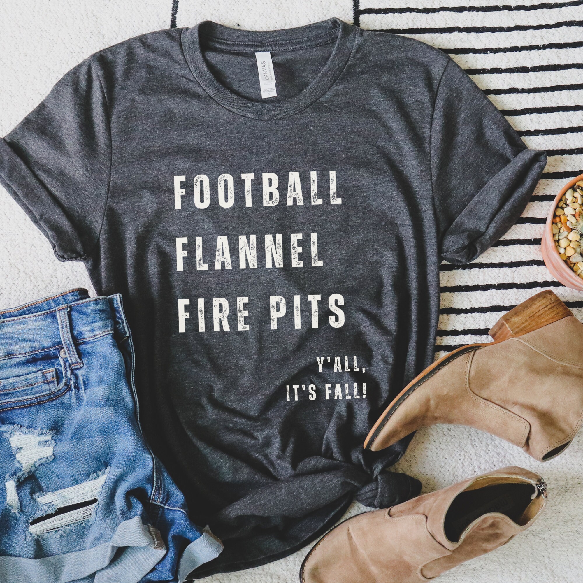 みんな秋だよシャツ、フットボール フランネル ファイヤー ピット: みんな秋だよ半袖 T シャツ、かわいい秋シャツ、こんにちは秋、フットボール  シーズン - Etsy 日本, image size:2000x2000