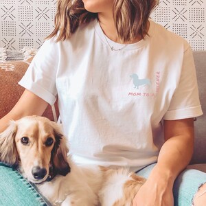 Mama zu einem Wiener Hund Kurzarm T-Shirt, Hunde Shirt, Haustierbesitzer Shirt, Hundeliebhaber Geschenk, Geschenk für sie, Wiener Hunde Shirt, Dackel