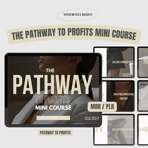 Puede incluir: Una maqueta de producto digital para un minicurso titulado "The Pathway to Profits". El curso incluye MRR y PLR, y abarca temas como la venta a través de carretes, la creación de contenido de conversión y la venta a través de historias. El curso se presenta en la pantalla de una tableta con el rostro de una mujer en el fondo.
