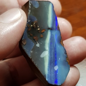 87.4ct Blauw gestreepte Boulder Opal Rub
