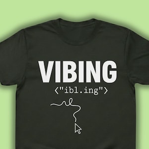 VIBING mit AI Graphic Tee, Lustiges Coder Shirt