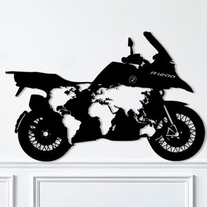 GS Adventure motorfiets met wereldkaart, metalen muurkunst, motorfiets kunst aan de muur, metalen wereldkaart garagebord, klaar voor avontuur, motorrijdersbord