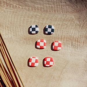 PENDIENTES DE ARCILLA, Pendientes de tachuelas, Joyas mínimas, Pendientes a cuadros, Tonos brillantes, Rellenadores de medias, Hecho a mano, The Chloe Style