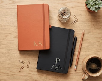 Libreta A5 personalizada de piel vegana: Modern Sans Initial y nombre o iniciales
