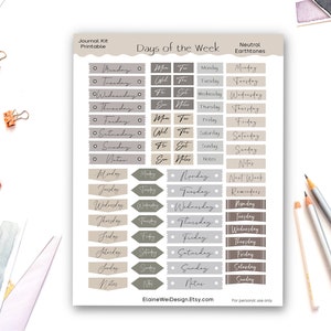 Può includere: Un foglio di adesivi stampabili per diario con i giorni della settimana in tonalità terra neutre. Il foglio include vari design di etichette con caratteri corsivi e sans-serif in sfumature di beige, grigio e marrone, etichettato Journal Kit Printable.