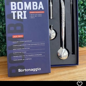 Peut inclure: Un ensemble de bombilla en acier inoxydable pour yerba maté dans une boîte bleu marine. L'ensemble comprend une paille bombilla, une brosse de nettoyage et d'autres accessoires. La boîte affiche le texte "BOMBA TRI" et "AÇO INOX".