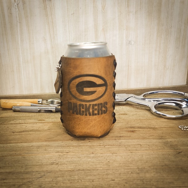 Raffreddatore per lattine personalizzato in pelle premium Green Bay Packers personalizzato con nome - Regali per i fan dei Packers - Regali Green Bay Packers