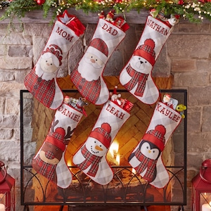 Bas de famille personnalisés - Chaussettes de Noël hivernales à carreaux avec d&#39;adorables personnages des Fêtes rustiques - 19 po. de long - 6 personnages au choix