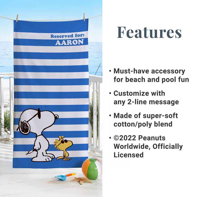Puede incluir: Una toalla de playa a rayas azules y blancas con una imagen de dibujos animados de Snoopy con gafas de sol y Woodstock. La toalla tiene el texto "Reservado para: AARON" en la parte superior.