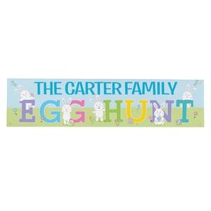K&ouml;nnte beinhalten: Ein blaues und gr&uuml;nes Banner mit dem Text "The Carter Family Egg Hunt" in wei&szlig;en Buchstaben. Vor jedem Buchstaben stehen Hasen mit Ostereiern.