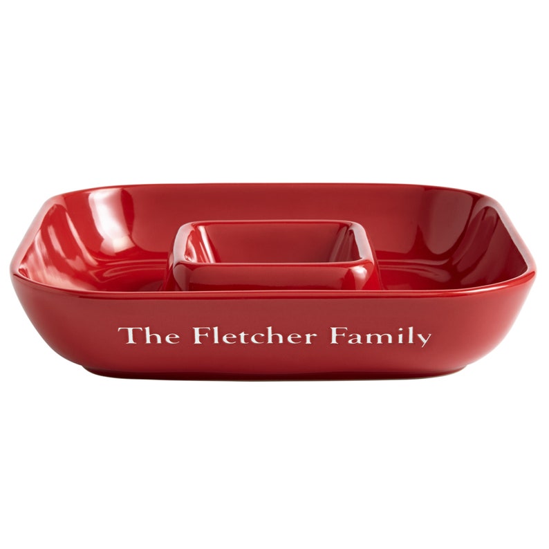 K&ouml;nnte beinhalten: Eine rote Keramik-Servierplatte mit einer kleineren, quadratischen Schale in der Mitte. Die gr&ouml;&szlig;ere Schale tr&auml;gt die Aufschrift "The Fletcher Family" auf der Vorderseite.