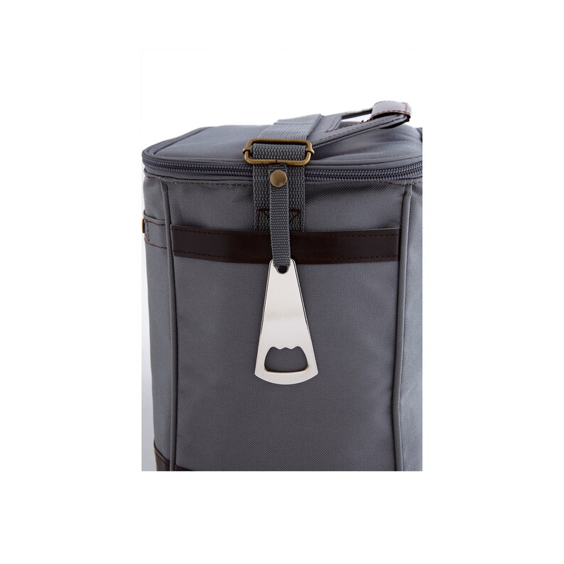 Pu&ograve; includere: Una borsa termica in tela grigia con rifiniture in pelle marrone e un apribottiglie integrato.