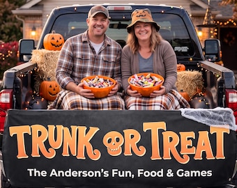 Könnte beinhalten: Ein schwarzes Banner mit dem orangefarbenen Text TRUNK OR TREAT und The Anderson's Fun, Food & Games an einer Ladeklappe. Zwei Personen sitzen auf der Ladefläche, halten orangefarbene Schüsseln mit Süßigkeiten und sind von Kürbissen umgeben.