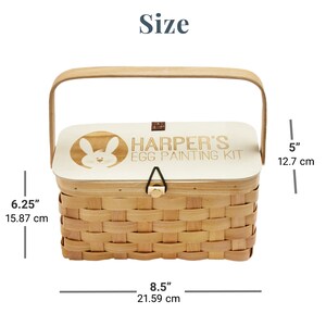 Puede incluir: Una cesta de madera con asa, tapa blanca y dise&ntilde;o de conejo. La tapa tiene el texto "HARPER'S EGG PAINTING KIT" impreso. La cesta mide 15,87 cm de alto, 21,59 cm de ancho y 12,7 cm de profundidad.
