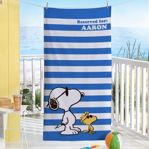 Puede incluir: Toalla de playa a rayas azules y blancas con Snoopy y Woodstock con gafas de sol. La toalla dice "Reservado para: AARON".