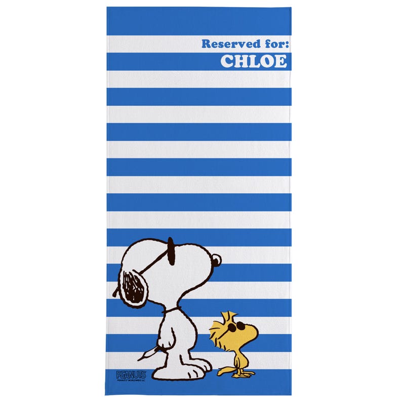 Puede incluir: Una toalla de playa a rayas azules y blancas con el texto "Reservado para: CHLOE" en la parte superior. Snoopy y Woodstock est&aacute;n en la parte inferior de la toalla. Snoopy lleva gafas de sol y Woodstock mira hacia la derecha.