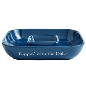 K&ouml;nnte beinhalten: Eine blaue Keramik-Servierplatte mit einer kleineren quadratischen Schale in der Mitte. Die Platte tr&auml;gt den Text "Dippin' with the Dales" auf der Unterseite.