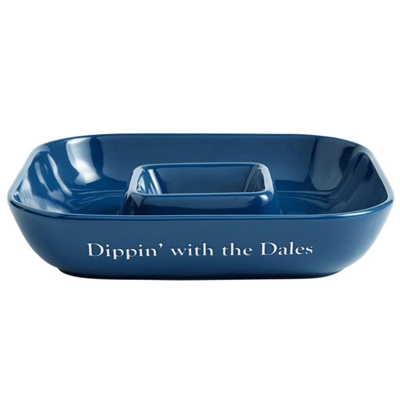 K&ouml;nnte beinhalten: Eine blaue Keramik-Servierplatte mit einer kleineren quadratischen Schale in der Mitte. Die Platte tr&auml;gt den Text "Dippin' with the Dales" auf der Unterseite.
