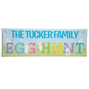 K&ouml;nnte beinhalten: Ein blaues und wei&szlig;es Banner mit dem Text "The Tucker Family Egg Hunt" in bunten Buchstaben. Das Banner zeigt Comic-Hasen mit Ostereiern.