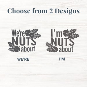 以下が含まれることがあります： 「We're Nuts About」と「I'm Nuts About」と書かれた印刷可能なグラフィックの2つのデザイン。スタイリッシュなドングリとオークの葉のデザインです。