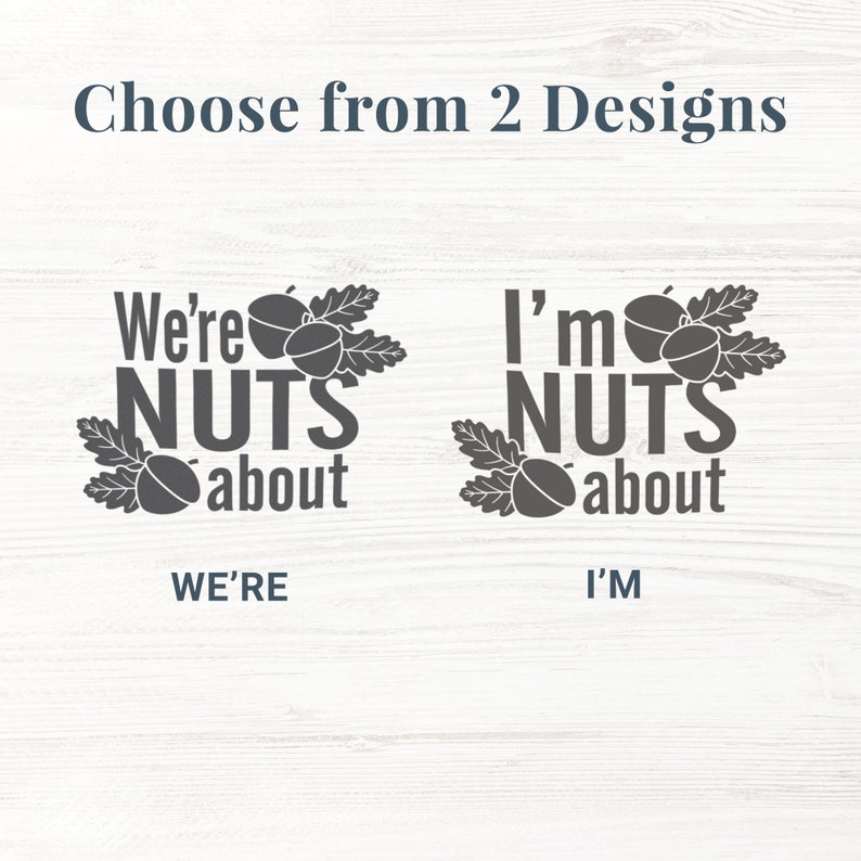 以下が含まれることがあります： 「We're Nuts About」と「I'm Nuts About」と書かれた印刷可能なグラフィックの2つのデザイン。スタイリッシュなドングリとオークの葉のデザインです。