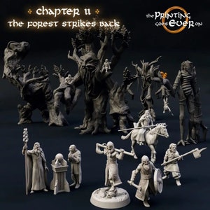 Op de afbeelding: Een set van 3D-geprinte miniaturen die personages en wezens uit De Heer der Ringen voorstellen. De set bevat een tovenaar met een staf, een krijger met een bijl, een ridder te paard en verschillende boomvormige wezens. De tekst "Hoofdstuk II: Het bos slaat terug" en "Het printen gaat altijd door" is zichtbaar op de afbeelding.
