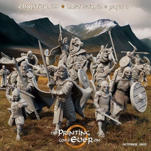 Pode incluir: Um grupo de 10 figuras em miniatura de guerreiros de plástico cinza, algumas a cavalo, com espadas e escudos. As figuras estão dispostas em círculo em torno de um logotipo que diz "The Printing Goes Ever On". O fundo é uma imagem desfocada de uma cordilheira.