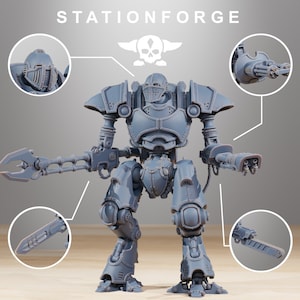 Puede incluir: Un modelo de robot de plástico gris con un arma grande y un logotipo de calavera en el pecho. El robot está de pie sobre una superficie de madera. La imagen está etiquetada como "STATIONFORGE".