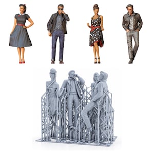 Könnte beinhalten: Eine Sammlung von vier Miniaturfiguren, bestehend aus zwei Personen in Vintage-Kleidung und zwei in Freizeitjacken, sowie ein grauer 3D-gedruckter Harz-Spritzling mit vier unbemalten, einfarbigen Figuren, die durch Stützstrukturen verbunden sind.