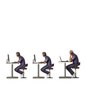 Op de afbeelding: Drie miniatuurfiguren van personen in donkerblauwe uniformen met logo's, zittend op zwarte bureaustoelen aan bureaus. Twee figuren gebruiken desktopcomputers met monitoren en toetsenborden, terwijl de derde figuur een laptop gebruikt.