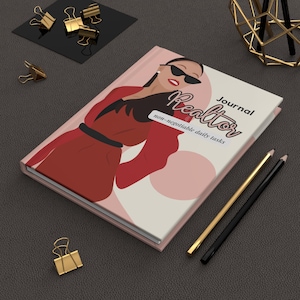 Puede incluir: Un diario rosa y crema con una ilustración estilizada de una mujer con gafas de sol y un vestido rojo. El diario tiene el texto "Journal Realtor tareas diarias no negociables" en la portada.